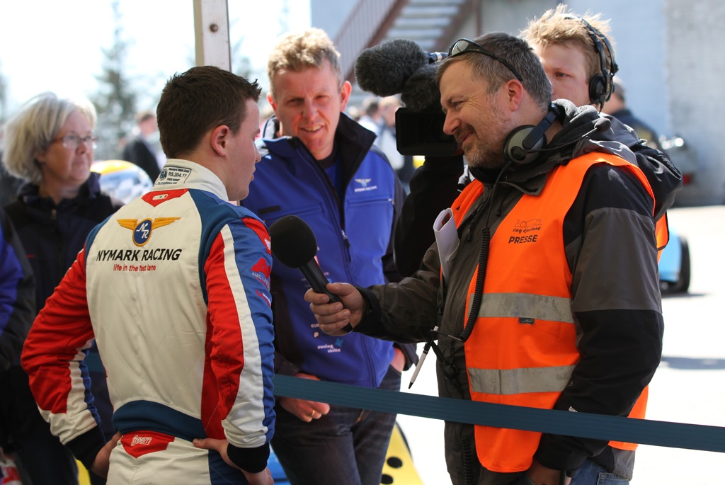 Der var stor interesse omkring Frederik Nymark.
(Foto: Motorsporten.dk)